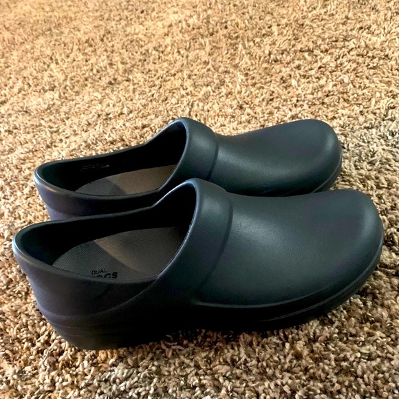 Woman’s Crocs - Picture 1 of 2